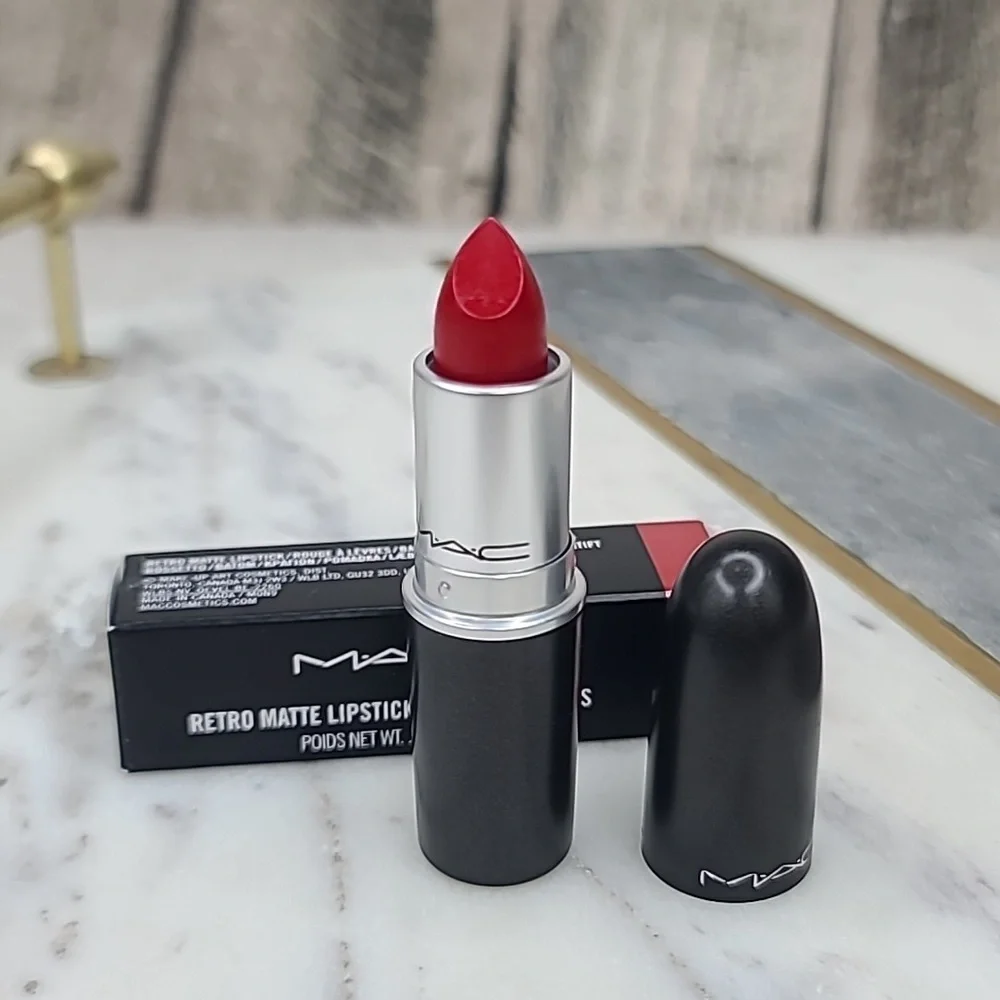 MAC Cosmetics Long-Wear Retro Matte Lipstick in Ruby Woo 707 - NWT/NIB
